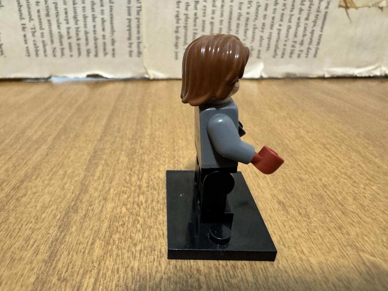 LEGO JURASSIC PARK / WORLD RAINN DELACOURT MINIFIGURE jw077 76945 w/DART GUN