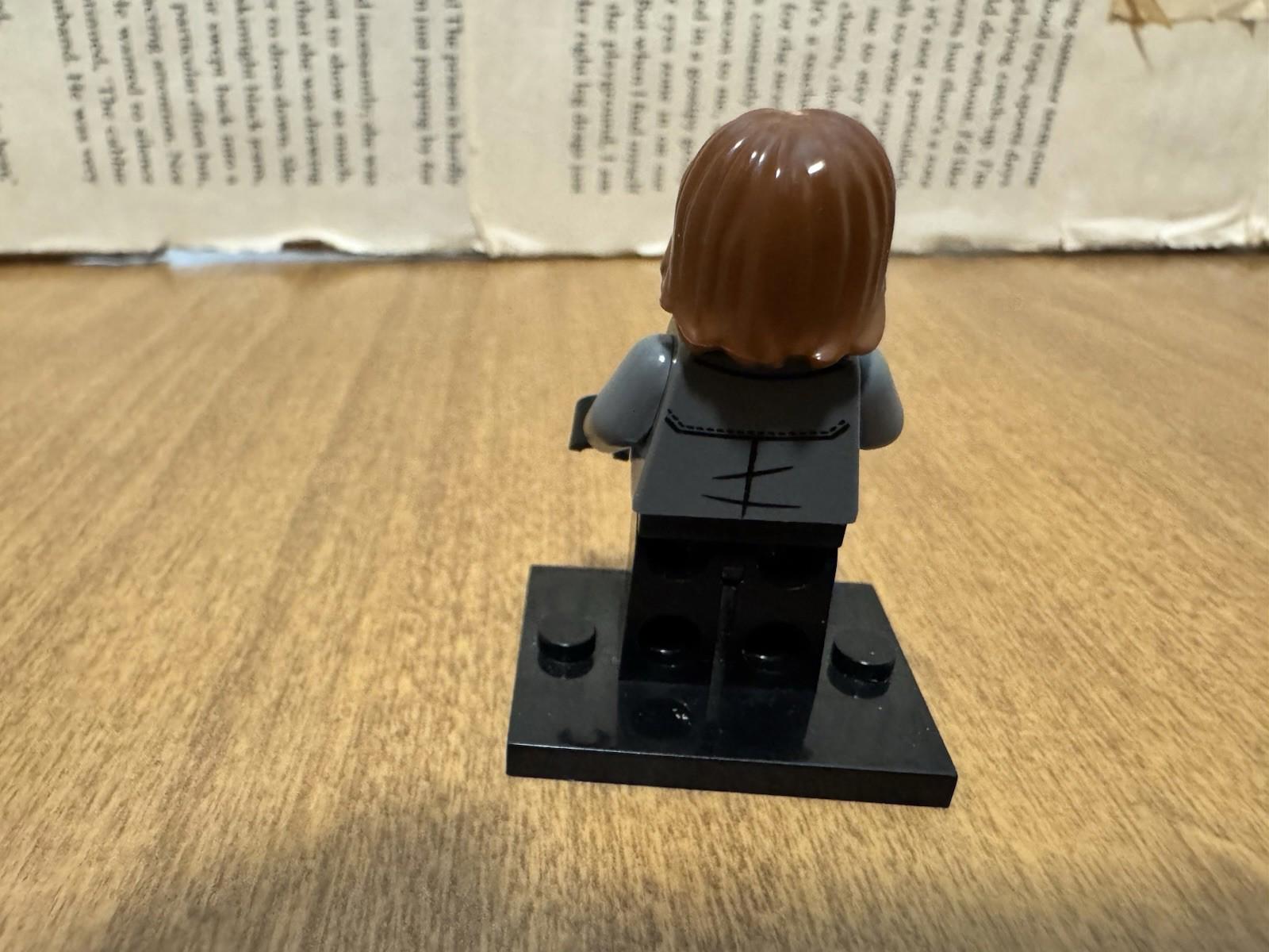 LEGO JURASSIC PARK / WORLD RAINN DELACOURT MINIFIGURE jw077 76945 w/DART GUN